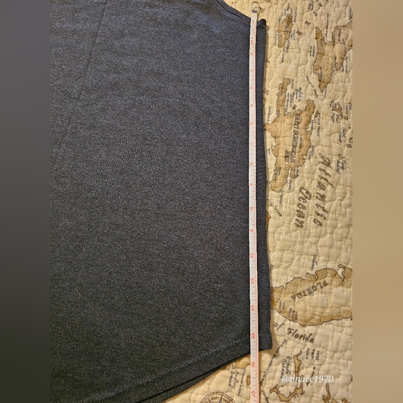 Old Lady Gains halter tank - Picture 4 of 4